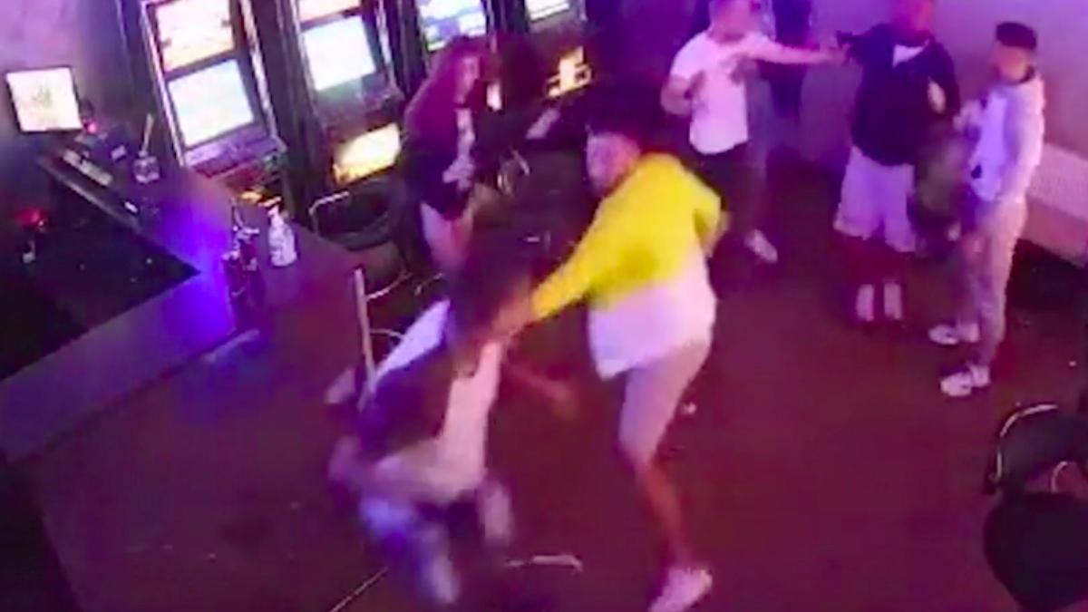 Doi frați din Vaslui, bătuți până la leșin într-un bar, pentru un lanț de aur. Mama băieților: "Au fost loviți, distruși"