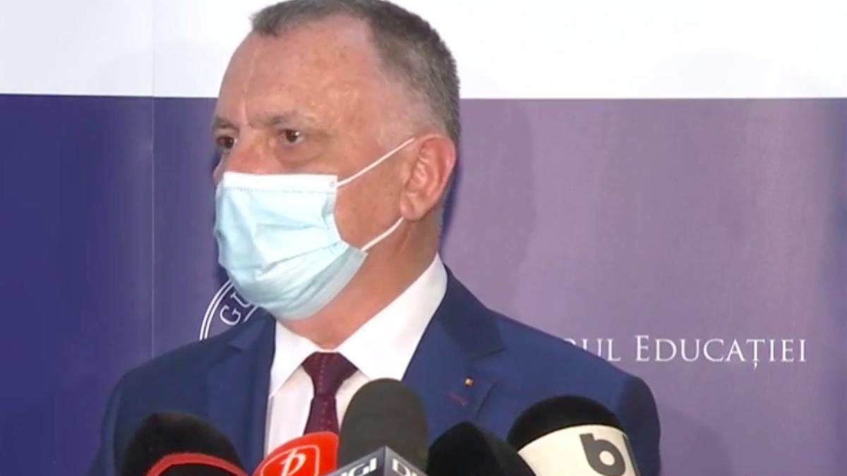 premii de mii de lei elevii cu nota 10 la bacalaureat si evaluarea nationala sorin cimpeanu