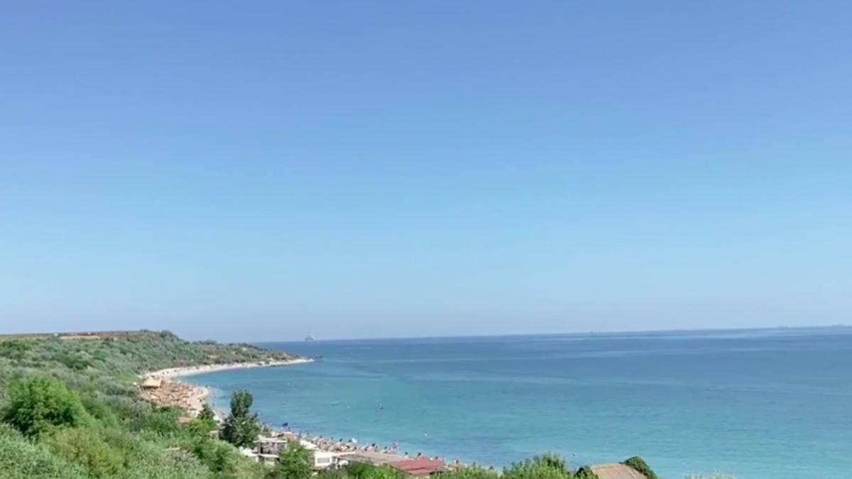 turistii care merg de ani buni plaja din tuzla se plang ca a inceput sa semene mamaia