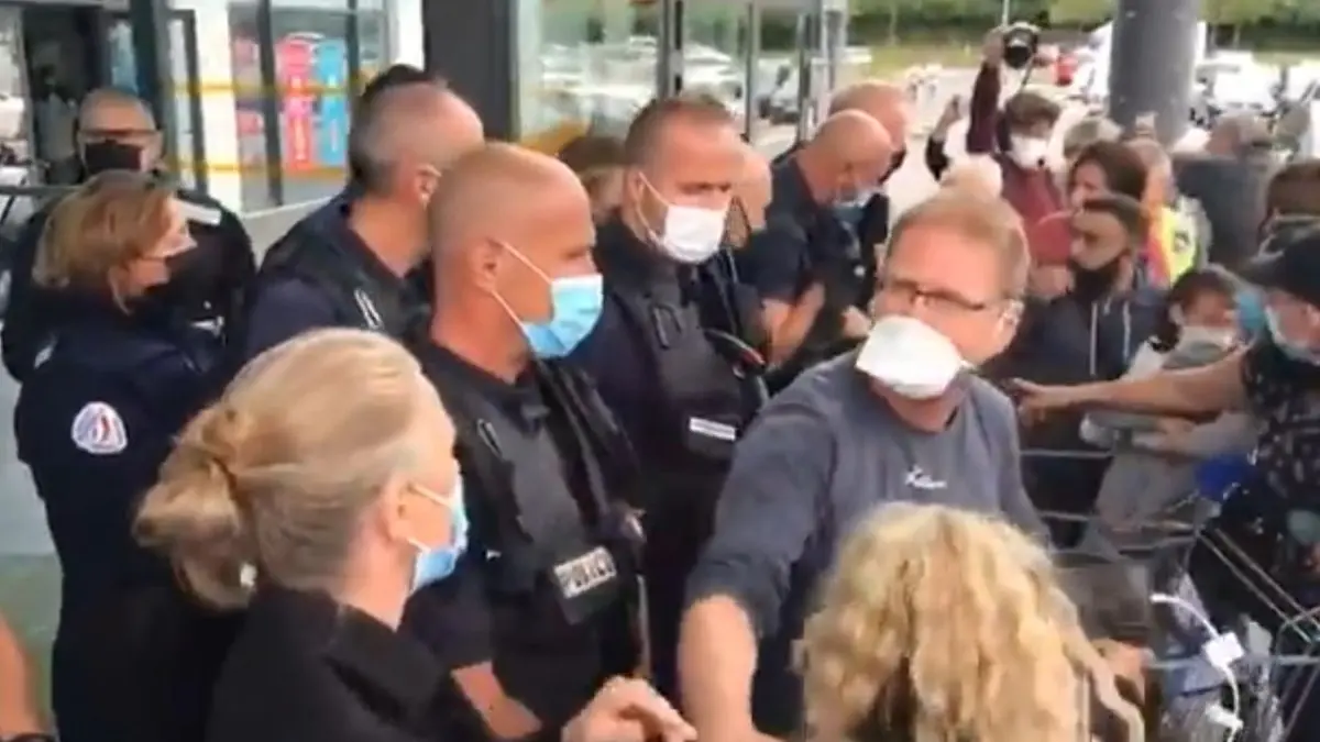 francezii nevaccinati protesteaza in fata supermarketurilor care nu permit intrarea celor fara