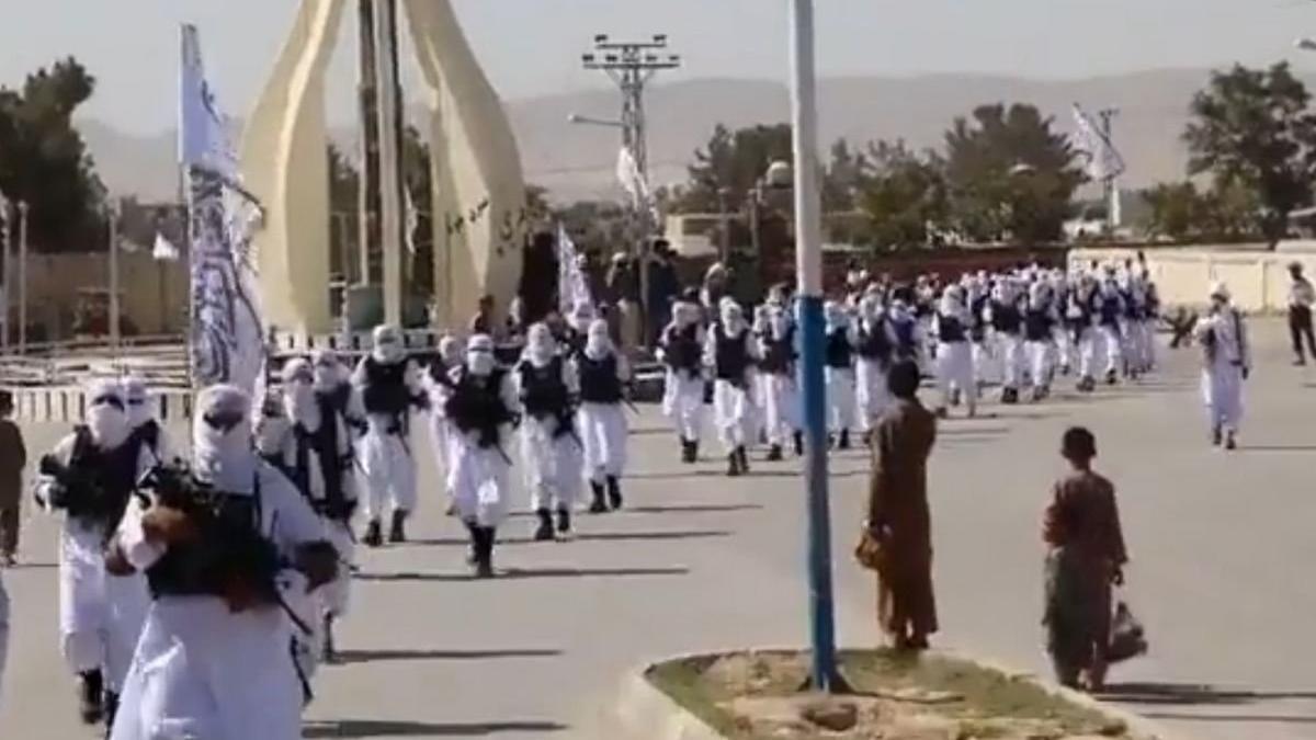 pusti masini de razboi si milioane de runde de munitie talibanii isi sarbatoresc noul arsenal