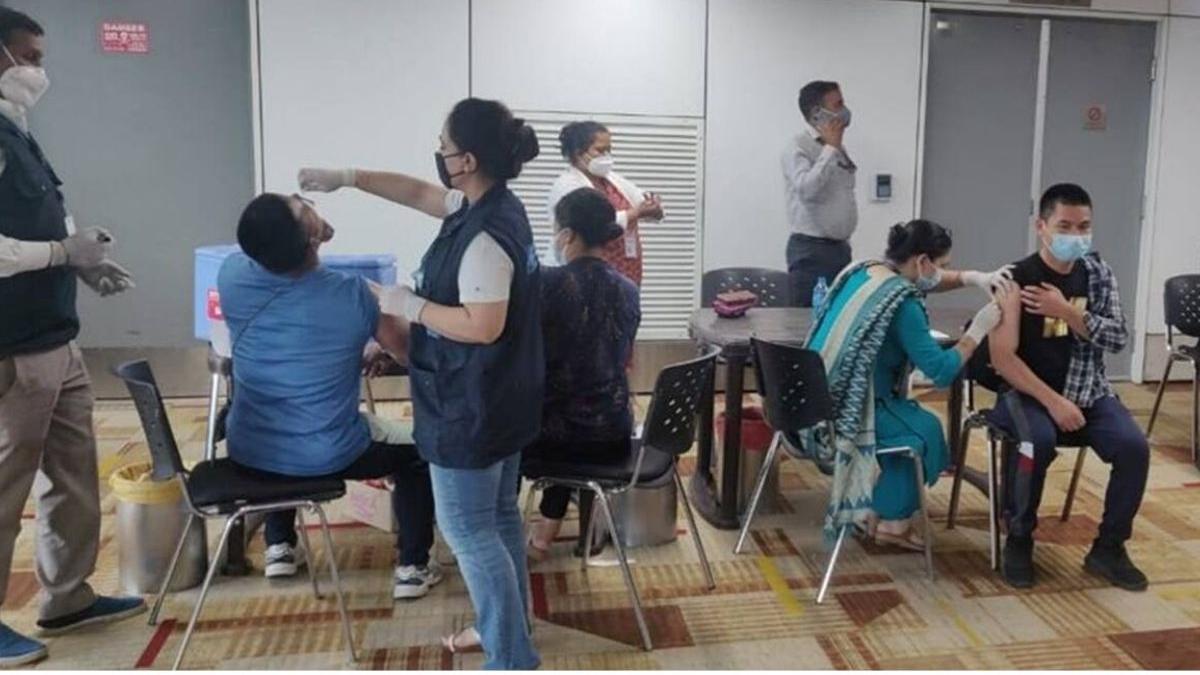 india vaccineaza repatriatii din afganistan chiar pe aeroportul international din delhi cu un ser