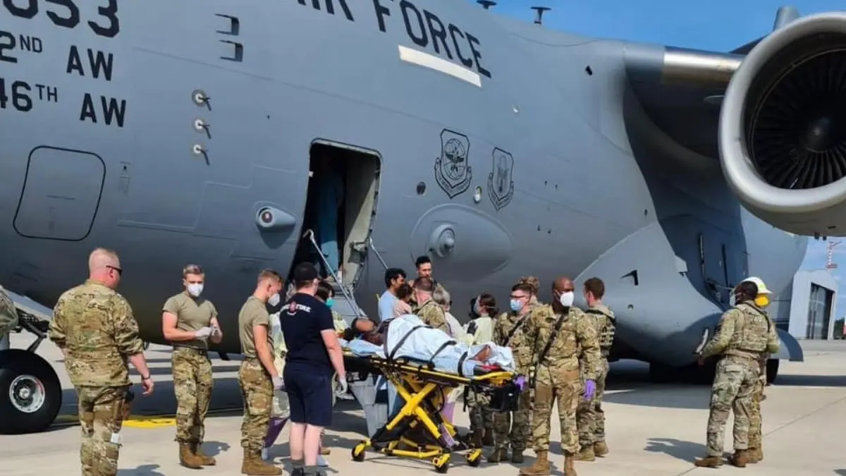o femeie a nascut in avionul care o evacua din afganistan si a adus fetita pe lume in libertate