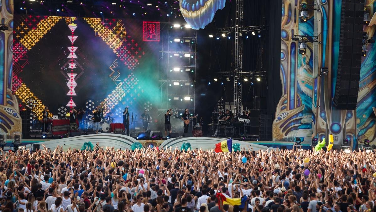 230 de camioane au adus aparatura necesara pentru toate scenele de la untold 2021