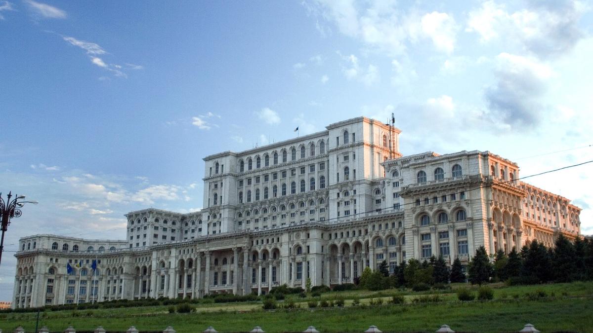 cat costa meniul restaurant parlament doua feluri de mancare si desert pret supermarket