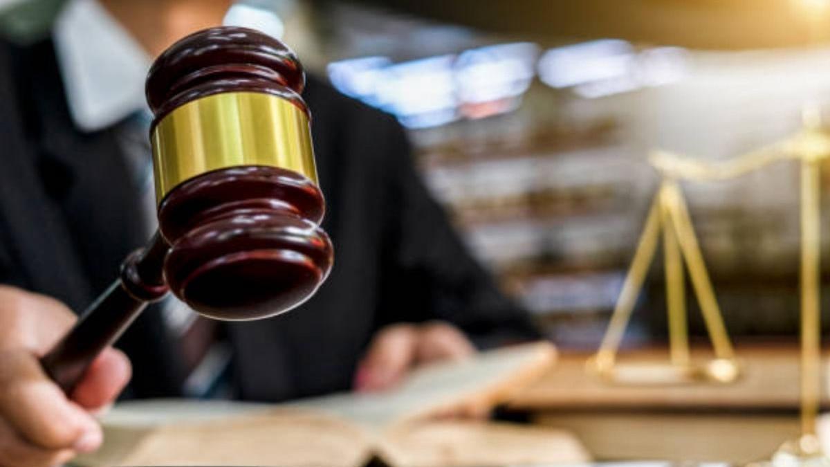 un tanar isi da propria mama in judecata dupa ce femeia s a urcat beata la volan si l a calcat cu