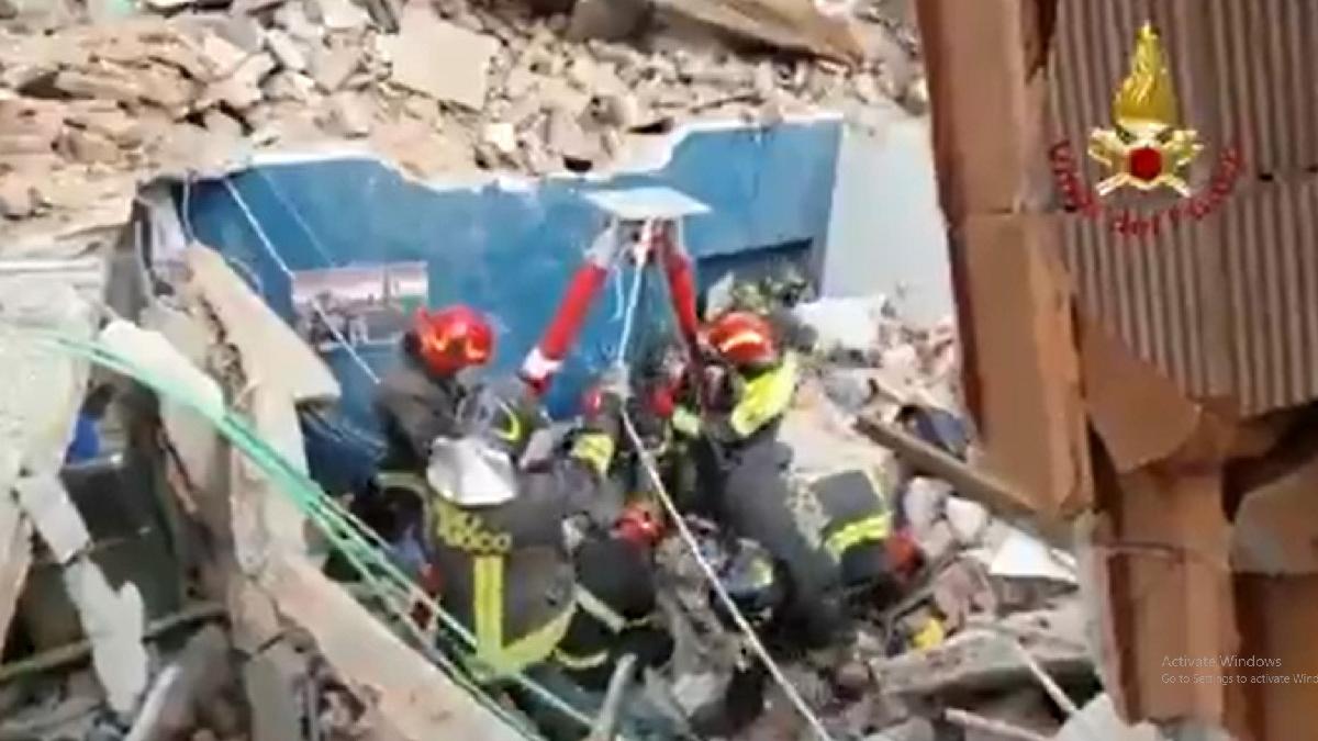 bloc familii de romani prabusit torino italia