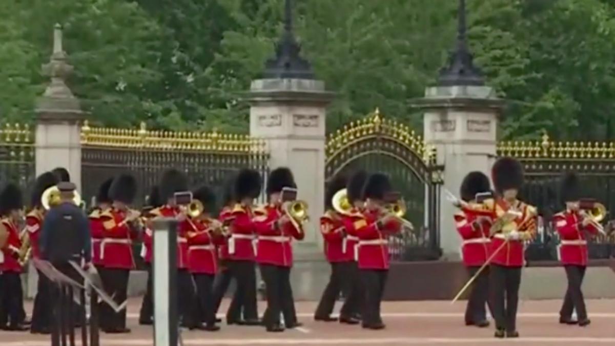 ceremonia de schimbare a garzilor regale reluata la palatul buckingham pauza 17 luni