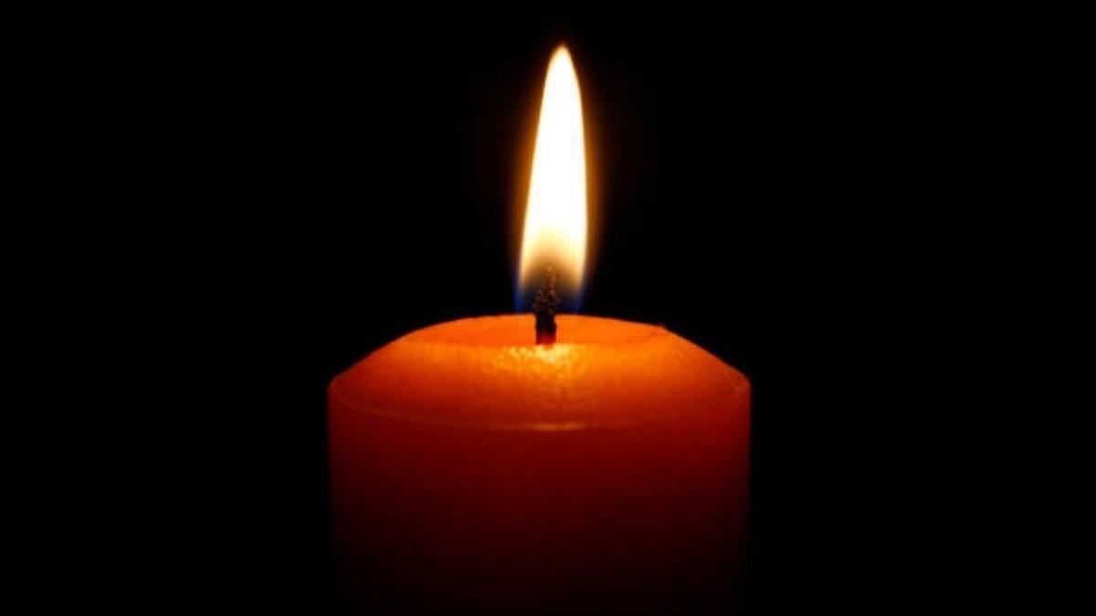 fetita nou nascuta purtata in spatele sicriului la inmormantarea mamei nevaccinate pe care nu a