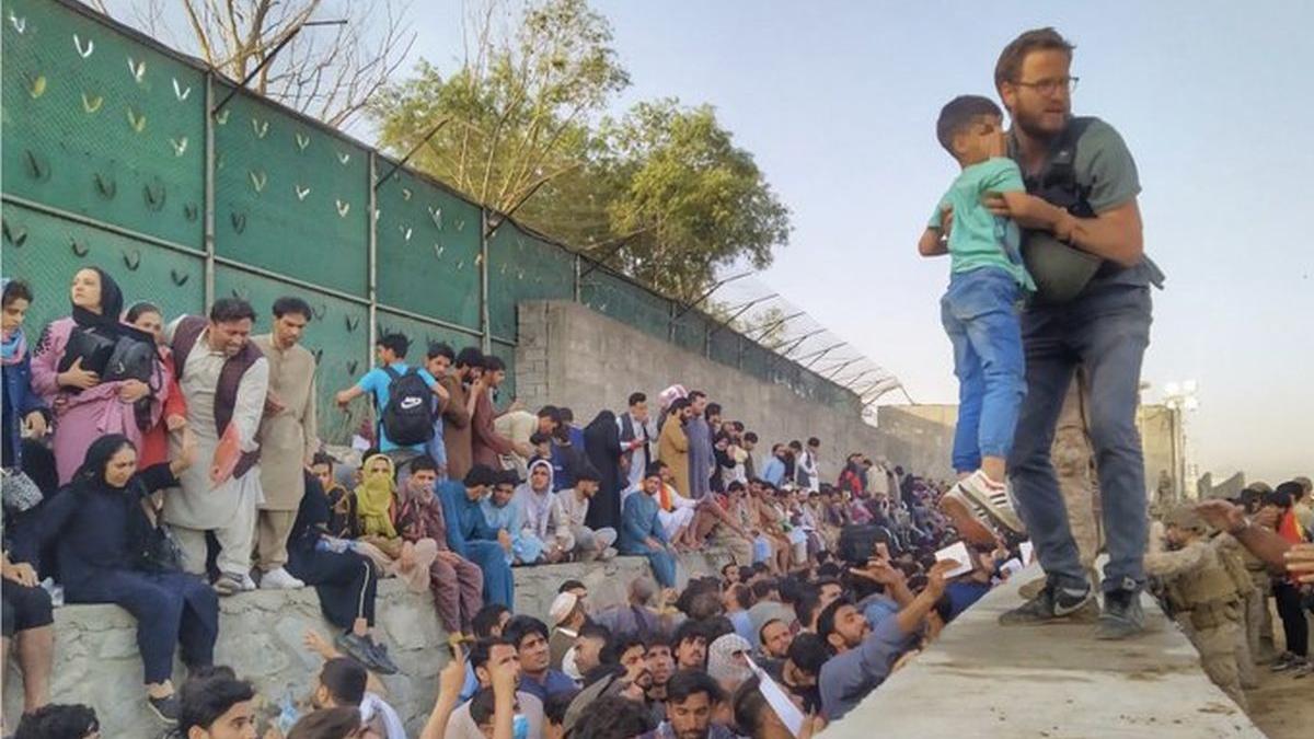 Moment dramatic la Kabul. Un diplomat italian ajută un copil să treacă de zidul de securitate