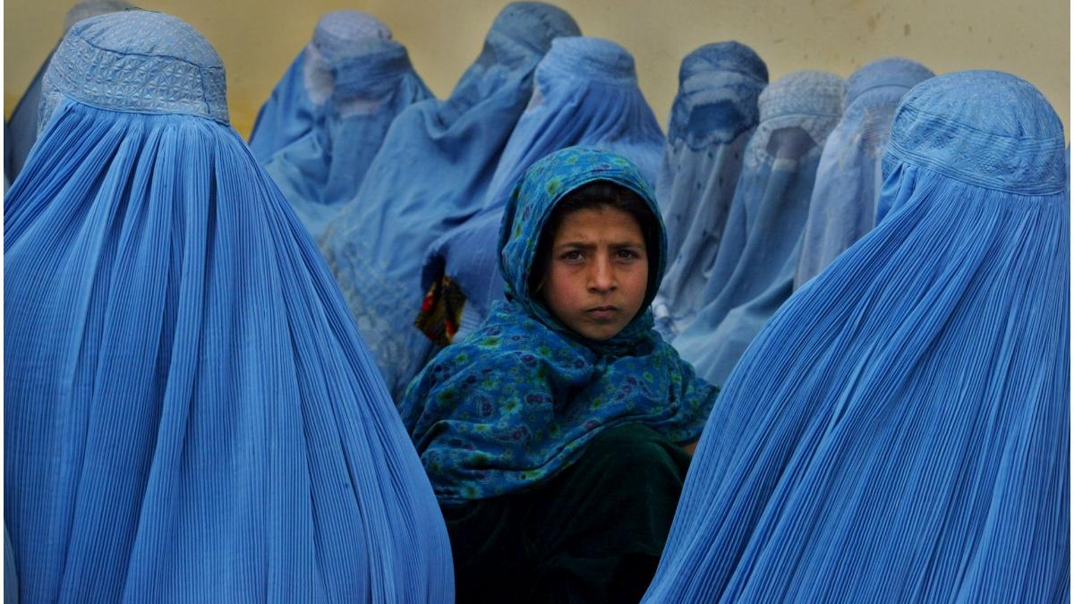 talibani femei afgane acasa