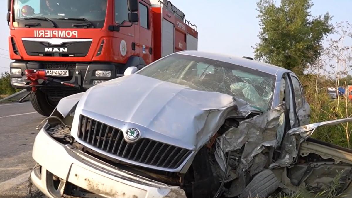 un sofer a supravietuit ca prin minune dupa un accident cu doua tir uri si o masina