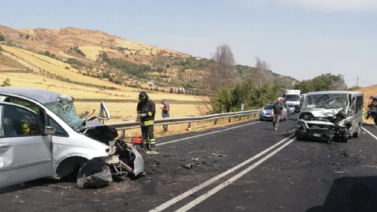 accident microbuz autoturism italia romani raniti tanara deces