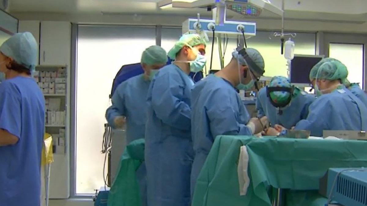 asistenta ranita in sala de operatii dupa ce o lampa a cazut peste ea