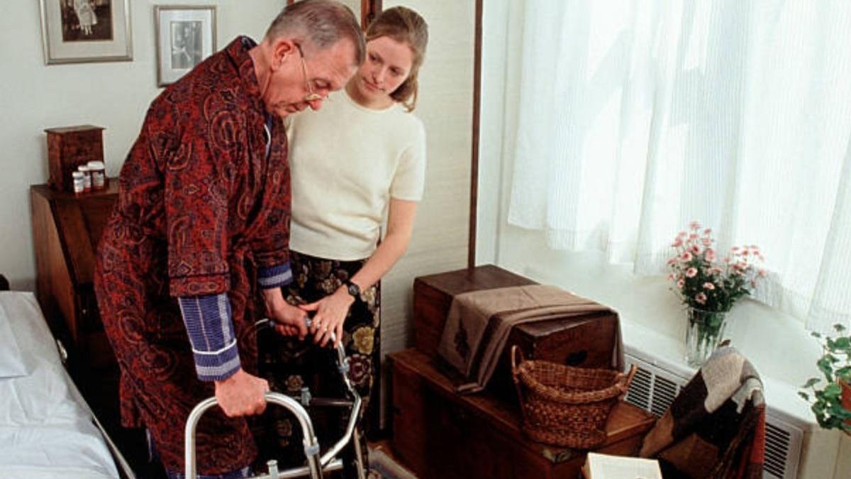 ingrijitoare de batrani data afara dupa o aventura in familia varstnicului pe care l