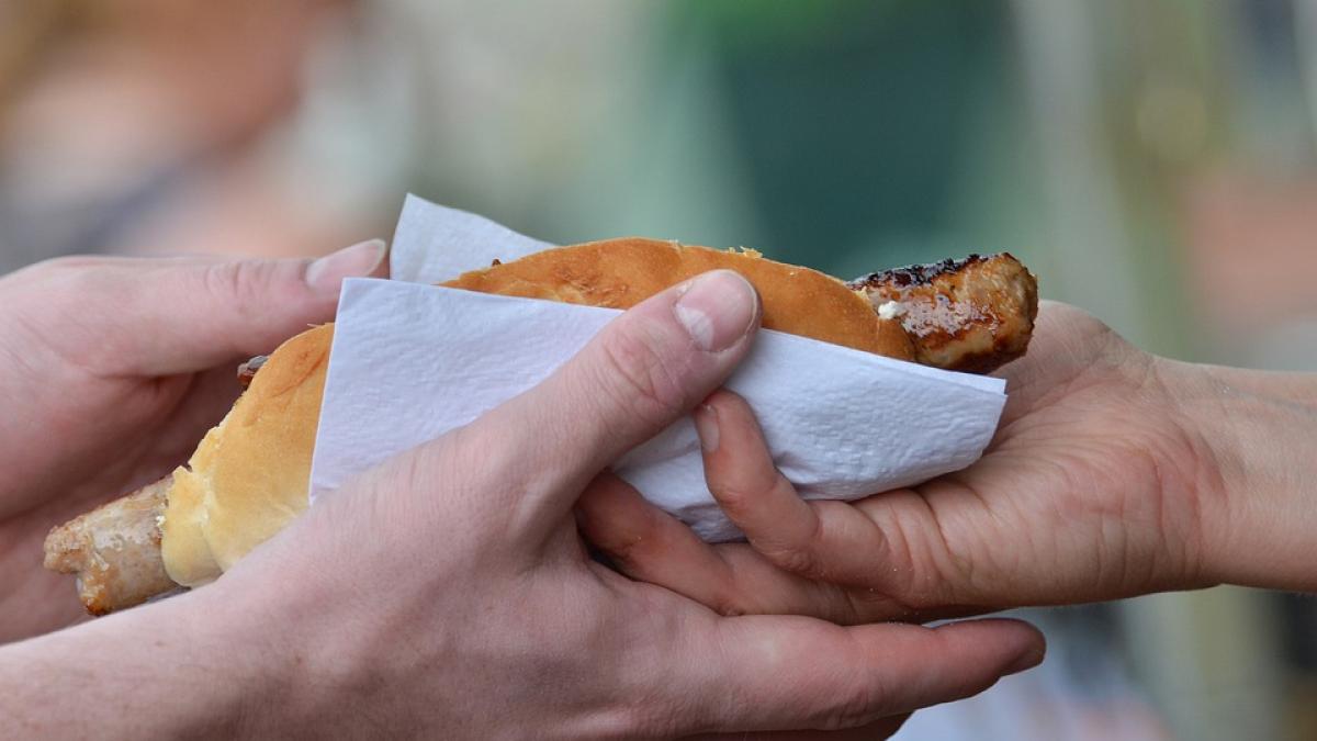 consumul unui hot dog scurteaza viata cu 36 de minute studiu