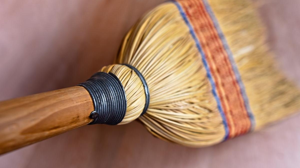 fost primar condamnat sa dea cu matura la primarie dupa ce a obtinut ilegal bani europeni