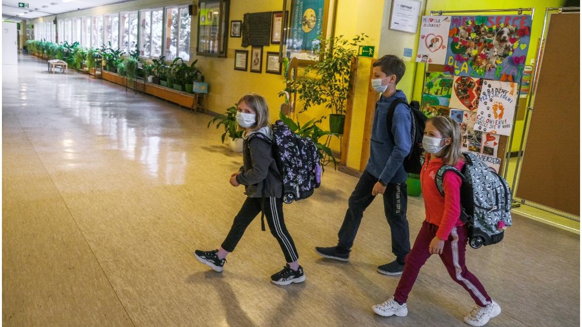 invatator nevaccinat covid elevi