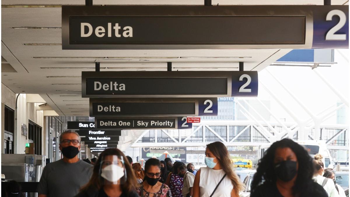 campanie aeriana taxeaza angajatii nevaccinati