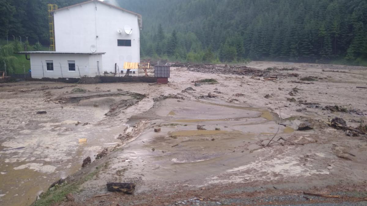 cod portocaliu de inundatii pana luni pe rauri din 11 judete