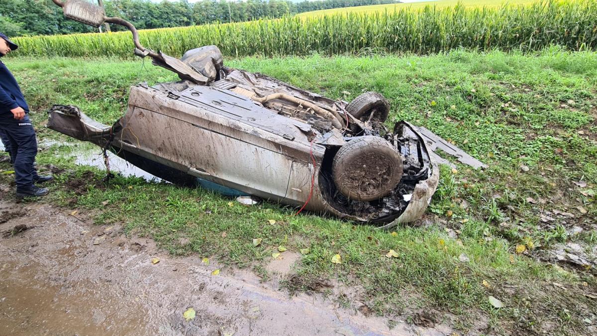 masina rupta in doua dupa un accident care a avut loc la iasi jumatate din masina aruncata zeci de