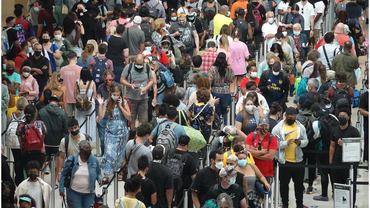 oameni fug uragan sua