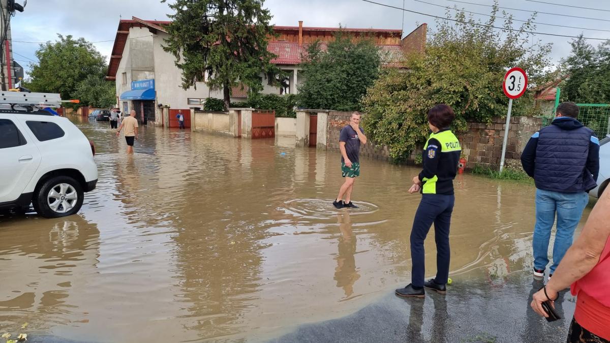 ploile au inundat strazi si zeci de gospodarii in judetul brasov