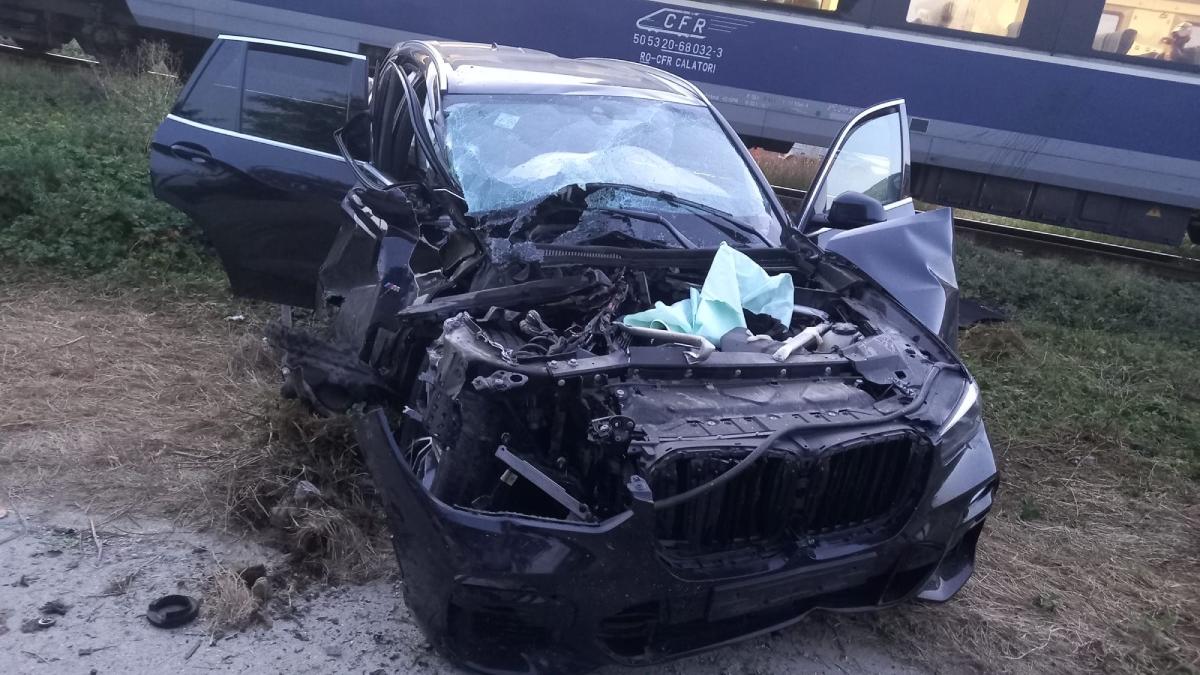 suv izbit violent de un tren de calatori 23 august constanta pasageri masina raniti