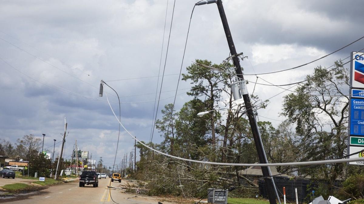uraganul ida a lovit coasta sua cu rafale de vant de 240 km h peste 400 mii oameni fara curent
