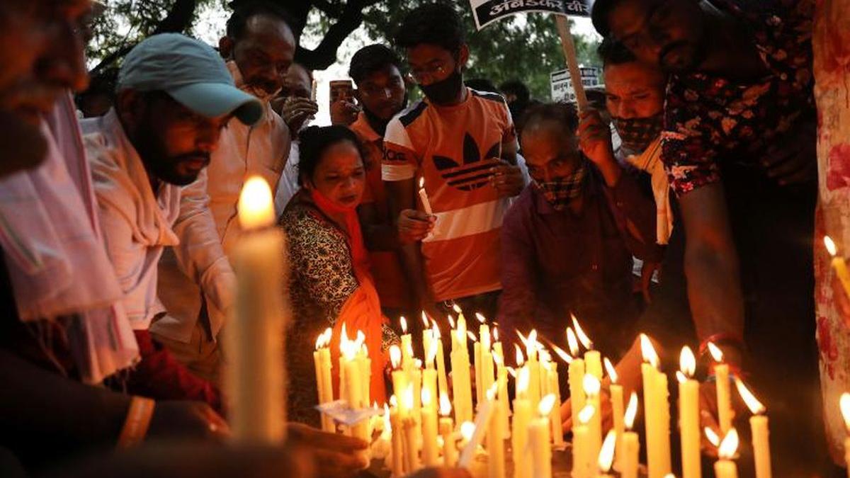 india viol fata ucisa dalit preot hindus crematoriu new delhi