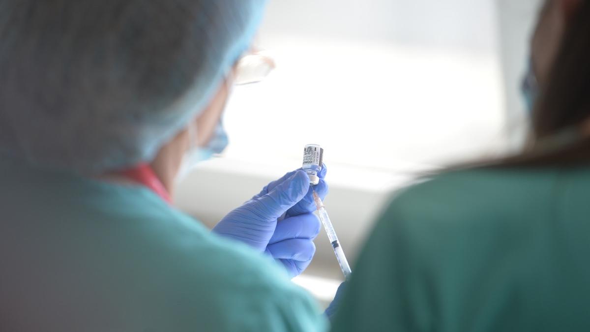 cehia incepe imunizarea populatiei a treia doza de vaccin bonusuri pentru medicii care conving