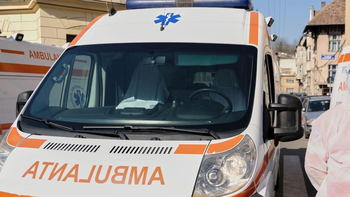 roman italia furat ambulanta amenintat politia sticla de bere