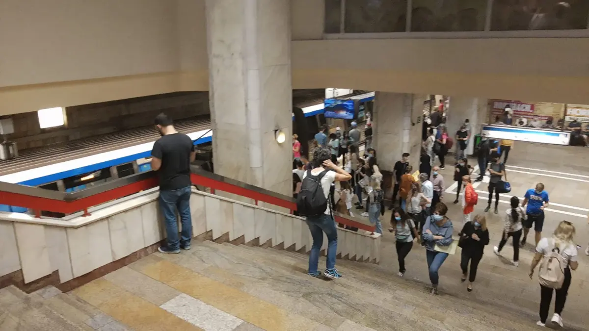 metrou defect piata unirii calatori peron