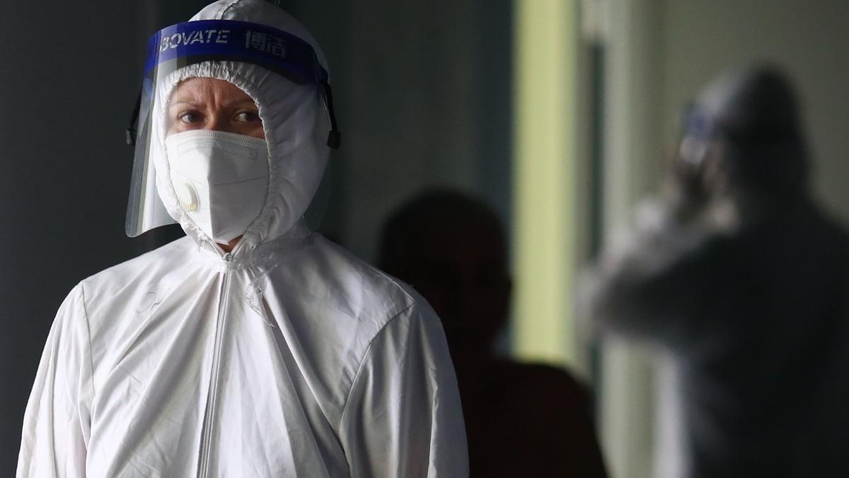 multi pacienti cu covid 19 se trateaza acasa cu ceai si palinca si ajung tarziu la spital