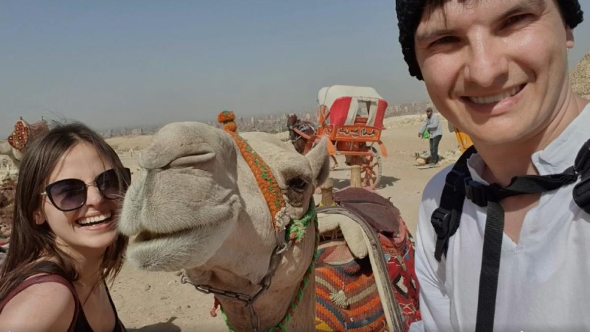 au pus catiga egipteni sa recite o poezie in limba romana clipul a ajuns viral pe internet