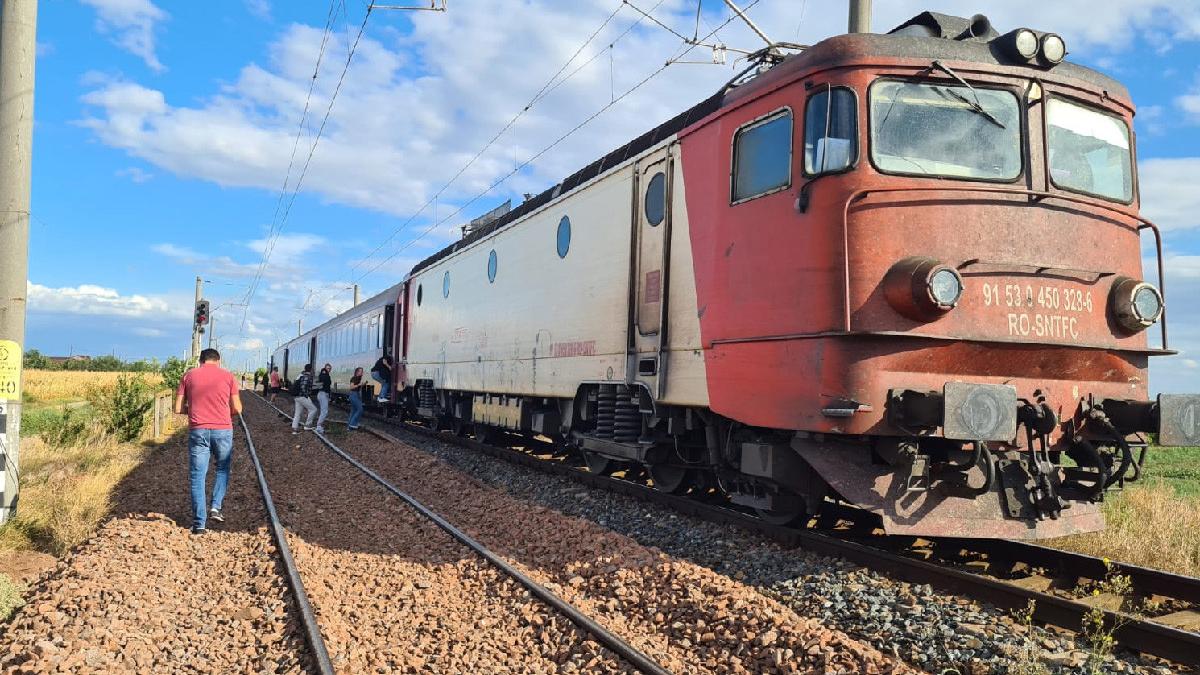 locomotiva tren defectiune calatori blocati pe camp
