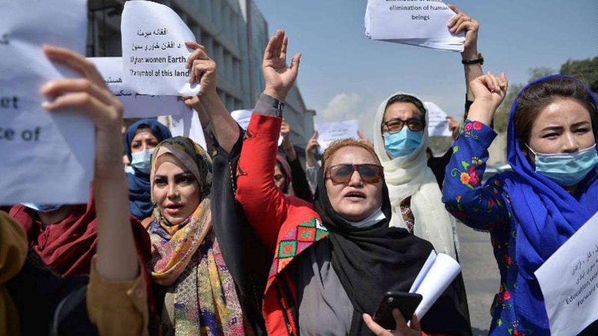 femei protest kabul herat afganistan guvern