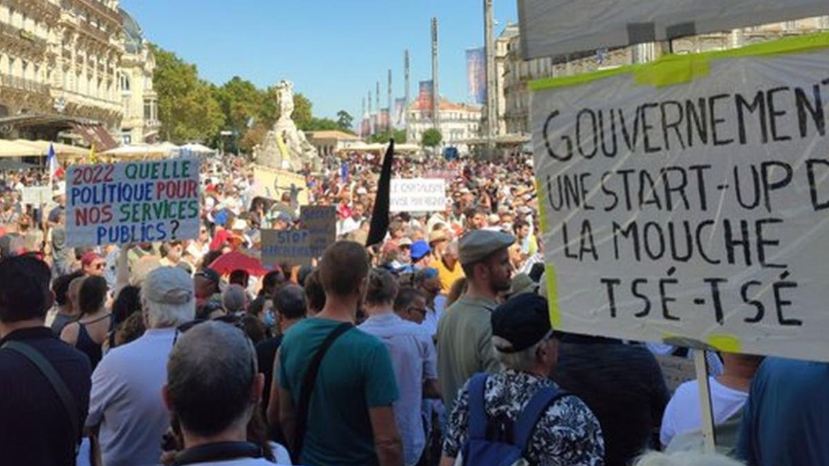 protest paris chatelet anti vaccin philippot gilets jaunes
