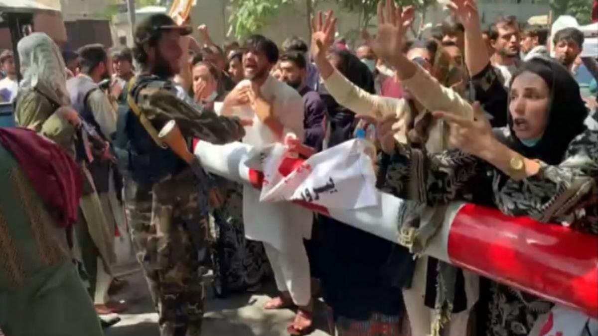 kabul protest focuri de arma ahmad massoud pakistan femei gaze lacrimogene