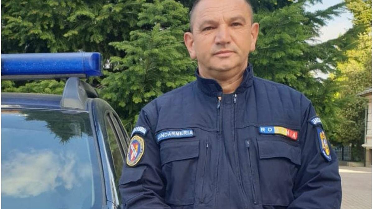 un jandarm din craiova a salvat 3 persoane dintr o masina in flacari