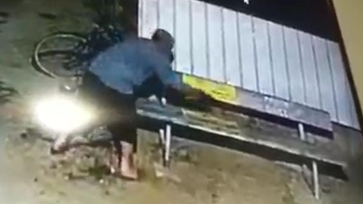 barbat smeeni cautat politie turnat ulei ars banca barfeau femei sat