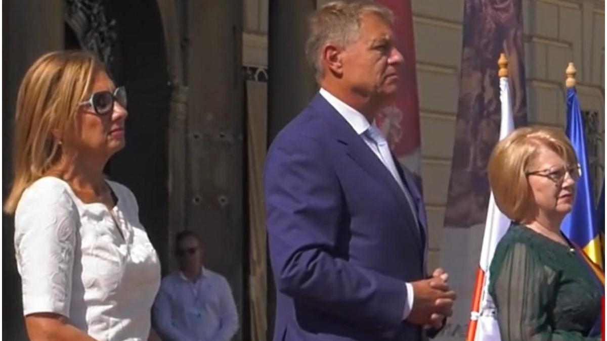 klaus iohannis a dezvelit statuia baronului brukenthal din centrul sibiului