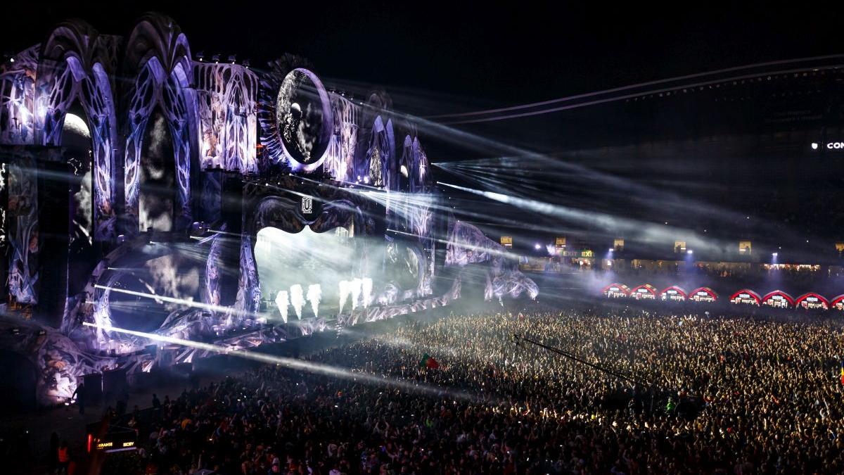 a treia noapte de untold spectacol incendiar cu artisti celebri