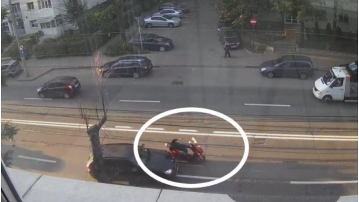 momentul in care o soferita izbeste un motociclist ce mergea paralel cu ea