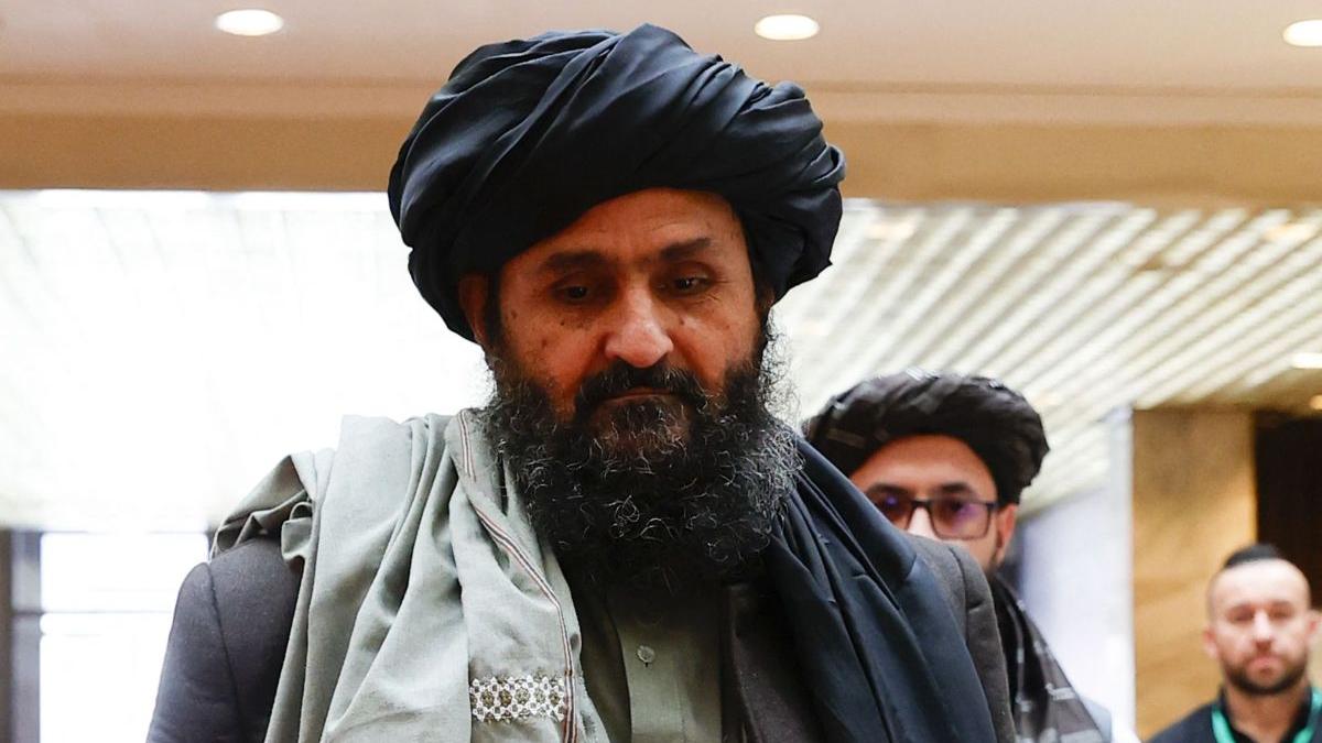 mullaul baradar schim de focuri sciziuni