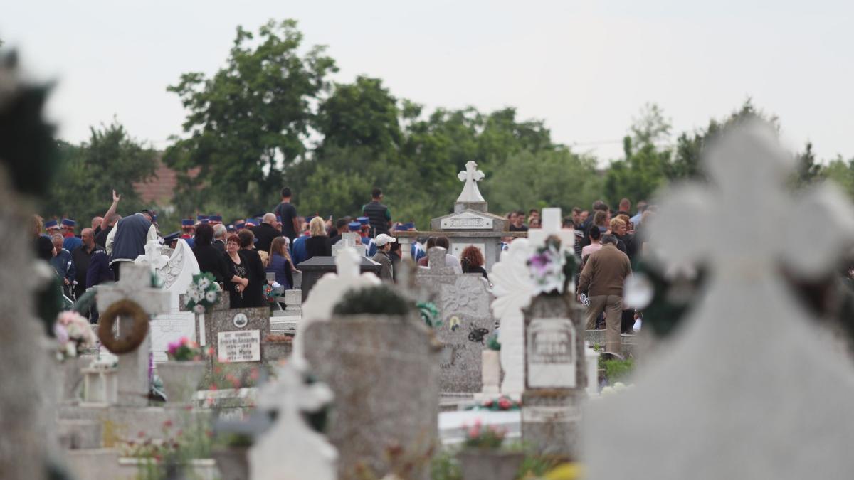 Tragedie într-un cimitir din Hunedoara. Un muncitor a murit, după ce utilajul pe care lucra s-a răsturnat peste el