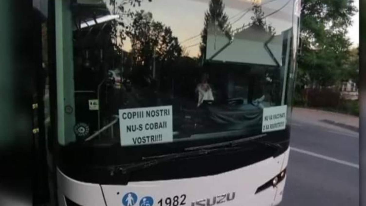 sofer iesean oprit sa mai conduca autobuze transport public pus in parbriz afise antivaccin