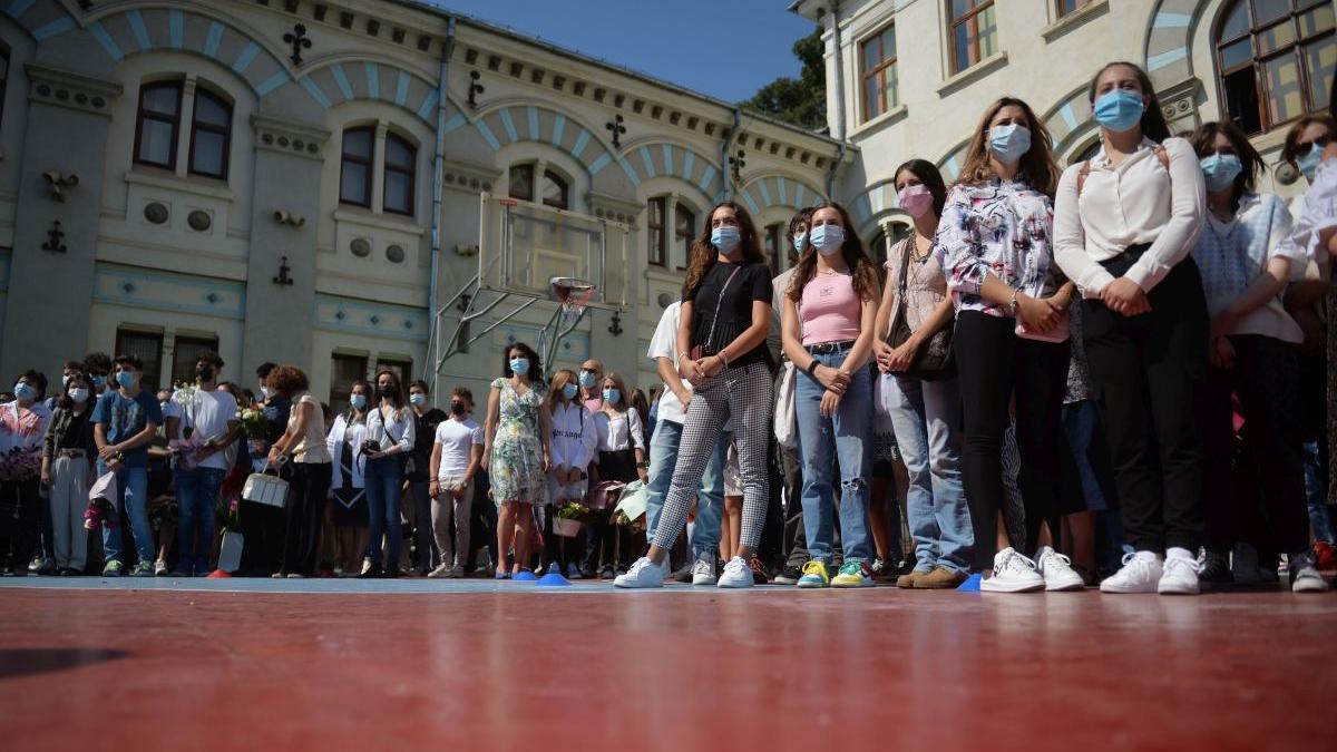 explozie cazuri covid 19 peste 100 elevi diagnosticati