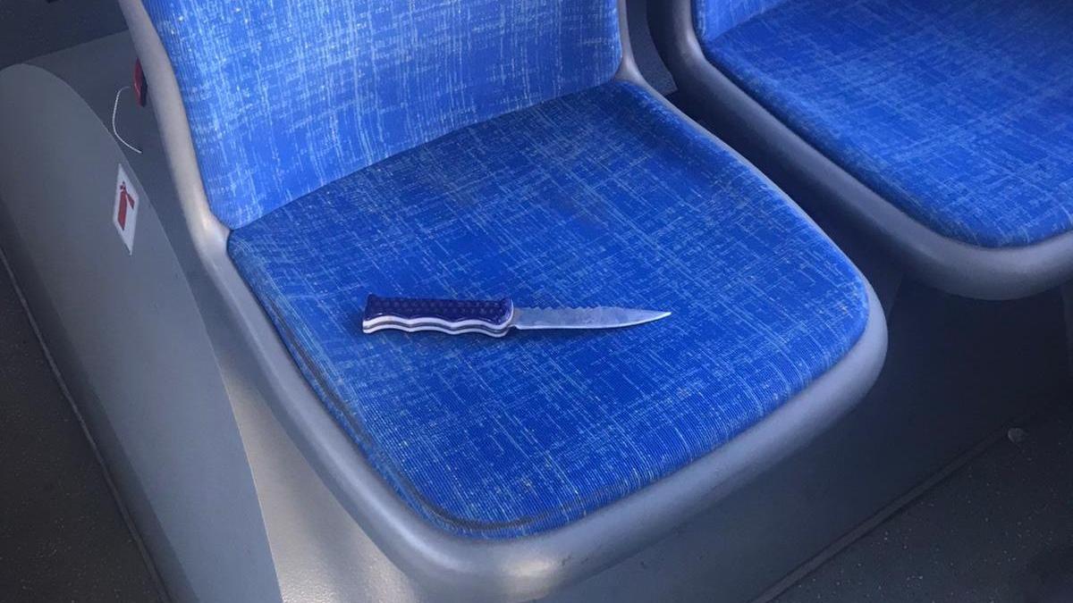 calatori amenintati cutit autobuz galati