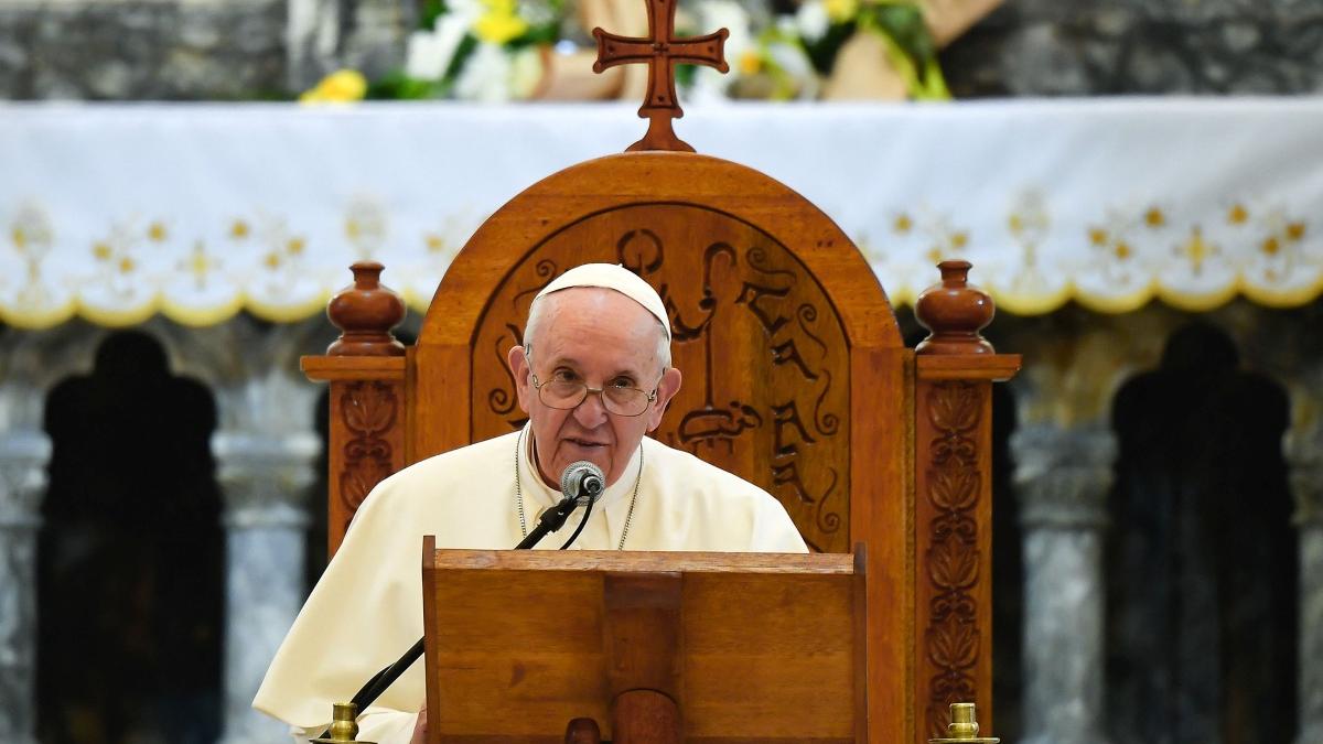 papa francisc a intrat in contact cu un episcop infectat cu covid 19